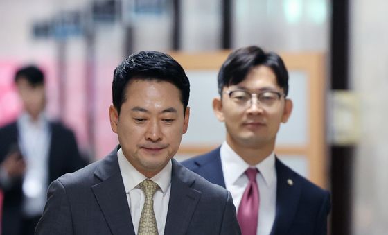 기자회견 위해 이동하는 장동혁 대표