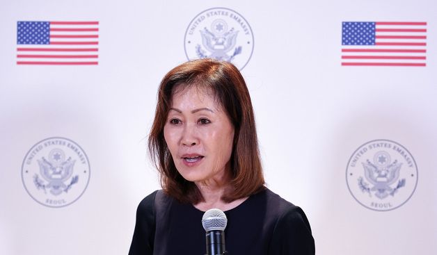 취재진 질문에 답하는 미셸 스틸 주한미국대사