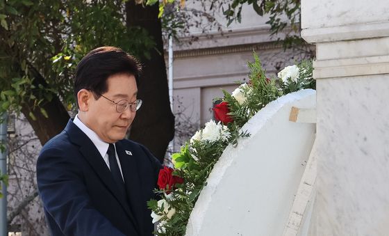 오히긴스 동상에 헌화하는 이재명 대통령