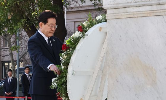 오히긴스 동상에 헌화하는 이재명 대통령