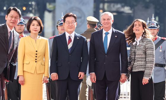 칠레 공식환영식 참석한 이재명 대통령·김혜경 여사