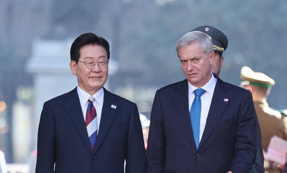 함께 이동하는 한·칠레 정상