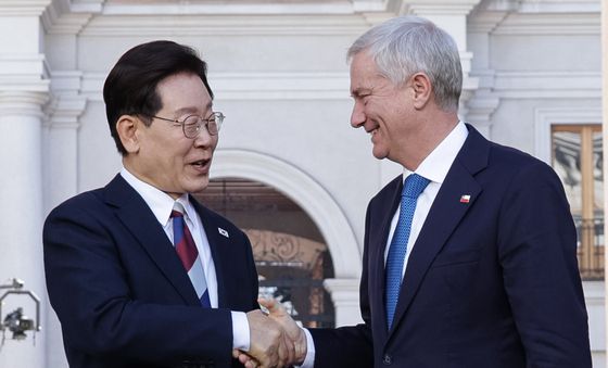 손 잡은 한·칠레 정상