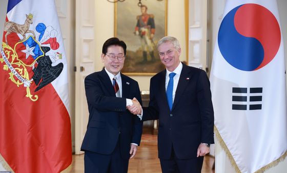 회담 앞서 악수하는 한·칠레 정상