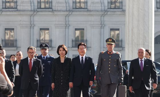 헌화하기 위해 이동하는 이재명 대통령·김혜경 여사