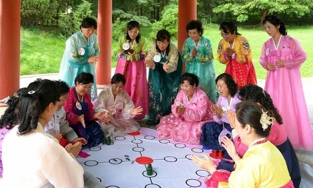 北 여맹원들, 남녀평등권법령 80주년 맞아 윷놀이