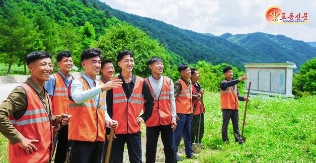 北 철령청년도로소대원들, 도로 보수작업