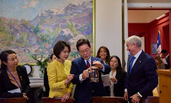 선물 교환하는 한·칠레 정상