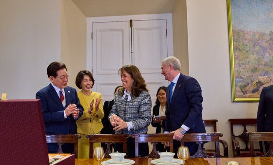 선물 교환하는 한·칠레 정상