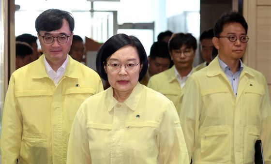 염·가뭄 대처상황 점검회의 참석하는 한성숙 총리
