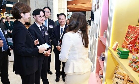 수출상담회장 찾은 김정관 장관