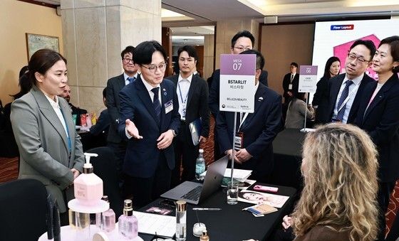 '대통령 칠레 순방 계기' 수출상담회장 찾은 김정관 장관