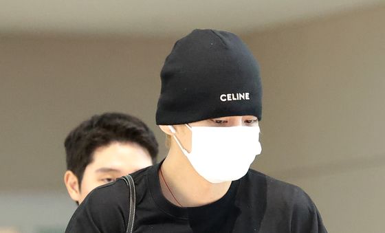 BTS 뷔, 출국