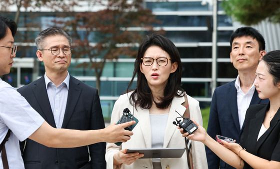 입장 표명하는 모스 탄 변호인단