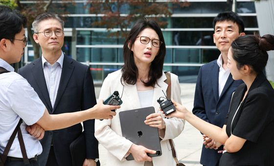 입장 표명하는 모스 탄 변호인단