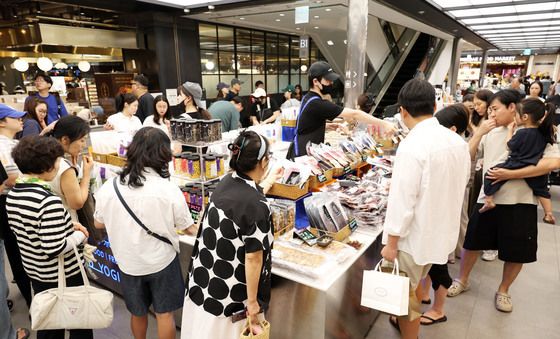 폭염에 붐비는 백화점