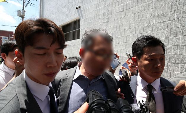 영장실질 마치고 나오는 장윤기 담당 형사과장
