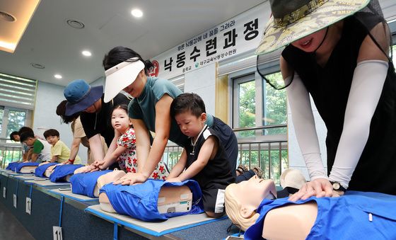 아빠 엄마와 심폐소생술 배워요