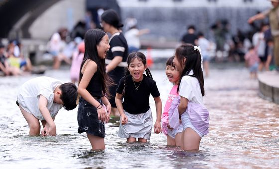 발 담그고 더위 식히는 청계천