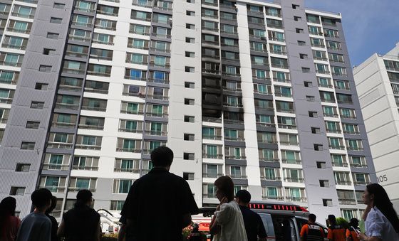 아파트 화재에 놀란 주민
