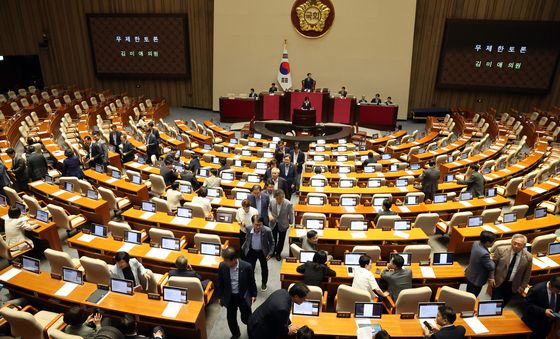與, 필리버스터 시작 동시에 퇴장