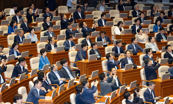 '형소법 본회의 통과' 촬영하는 의원들