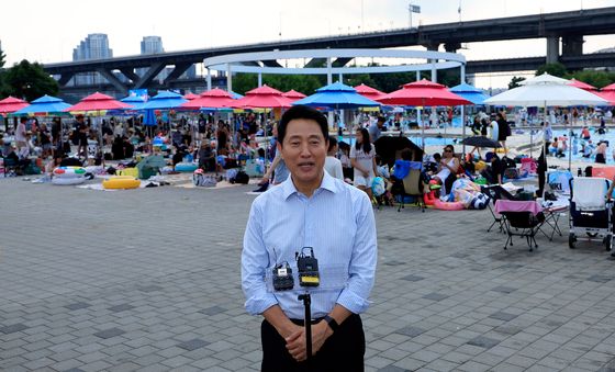 한강 수영장 수질 점검 후 인터뷰 갖는 오세훈 시장