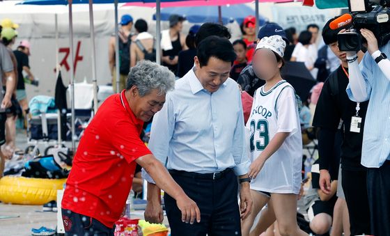 한강공원 수영장 수질 검사 지켜보는 오세훈 시장