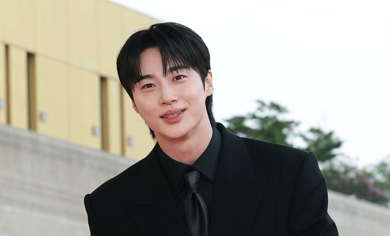 변우석, 달콤한 문짝남친