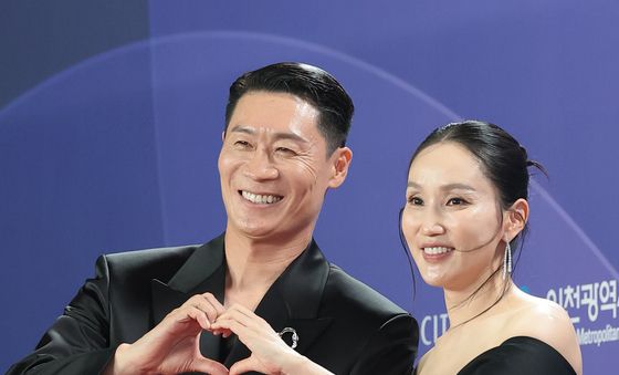 진선규·박보경, 커플룩 입고 하트