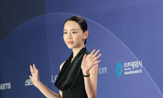 신혜선, 우아한 손 인사