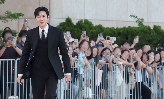 김선호, 팬들 환호 속 입장