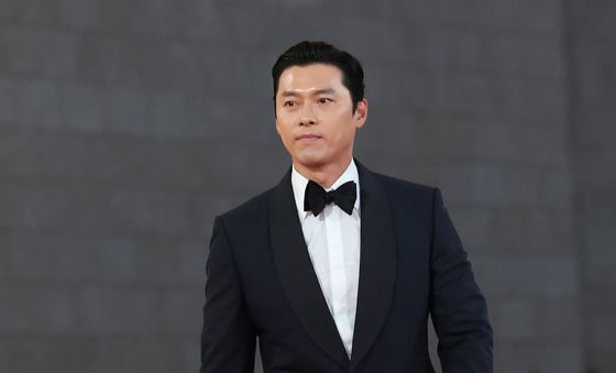 레드카펫 밟는 현빈