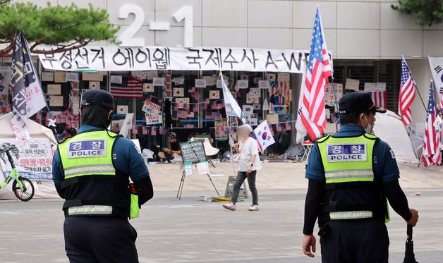 한달 넘게 이어지는 개표소 봉쇄 시위