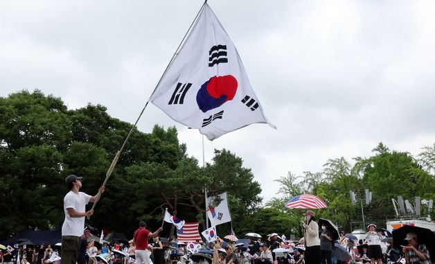 한달 넘게 이어지는 개표소 봉쇄 시위