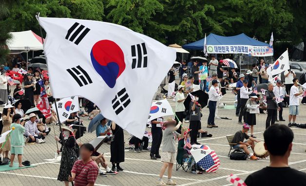 재선거 구호 외치는 시위 참가자들