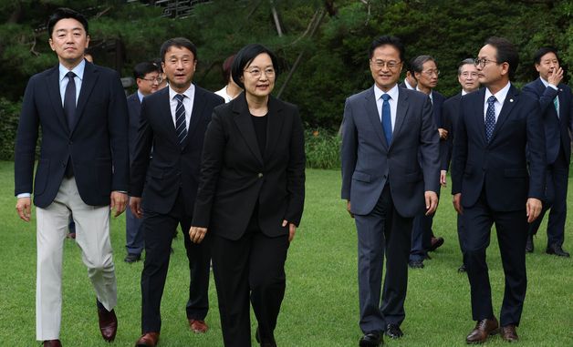제9차 고위당정협의회 참석하는 국무총리