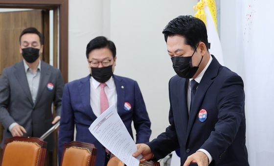 '입틀막법 반대' 마스크 쓴 장동혁·정점식