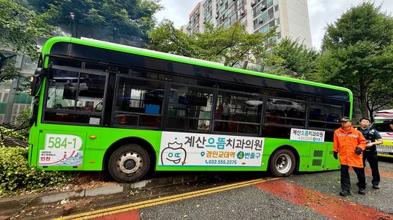 인도 덮친 버스