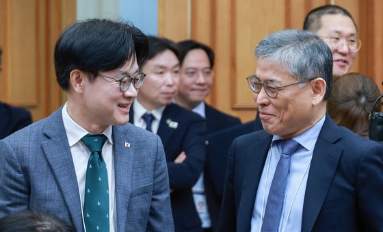 대화하는 김정관 산업통상부 장관과 김용관 삼성전자 사장