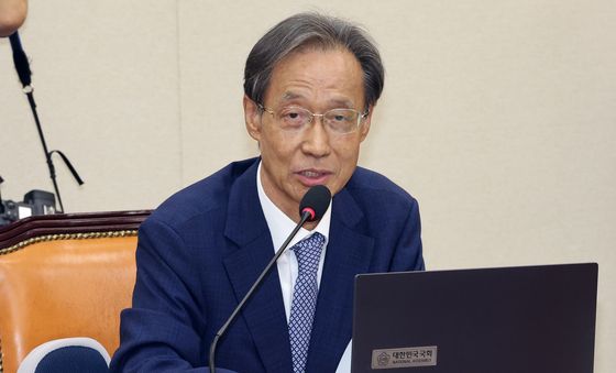 발언하는 유동수 국회 정무위원장