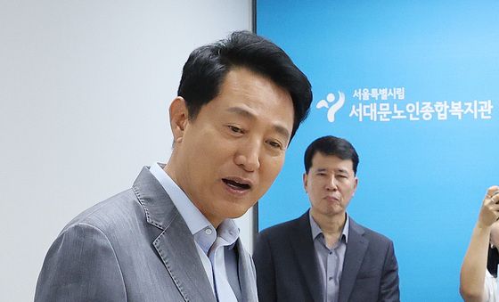 어르신 활력 정책 설명하는 오세훈 시장
