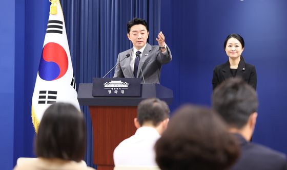 질문 받는 강훈식 비서실장