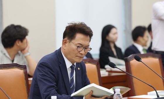 국방위 자리한 송영길 의원