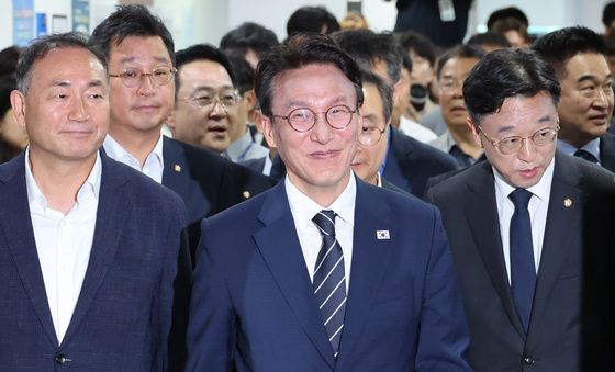 당대표 출마 기자회견 참석하는 김민석