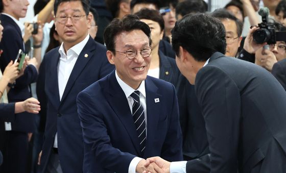 인사나누는 김민석
