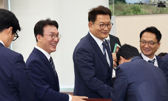 국방위 전체회의 마친 김민석·송영길