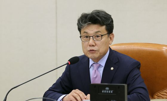 인사말하는 진성준 국회 국방위원장