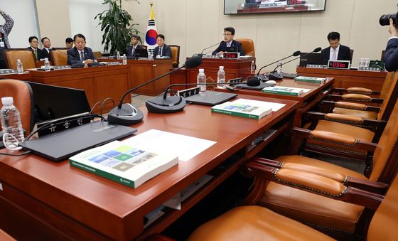국방위 전체회의, 국민의힘 빈 지리