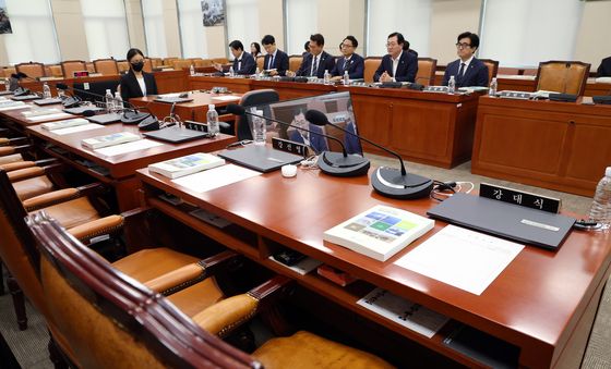 국방위 전체회의, 국민의힘 빈 지리